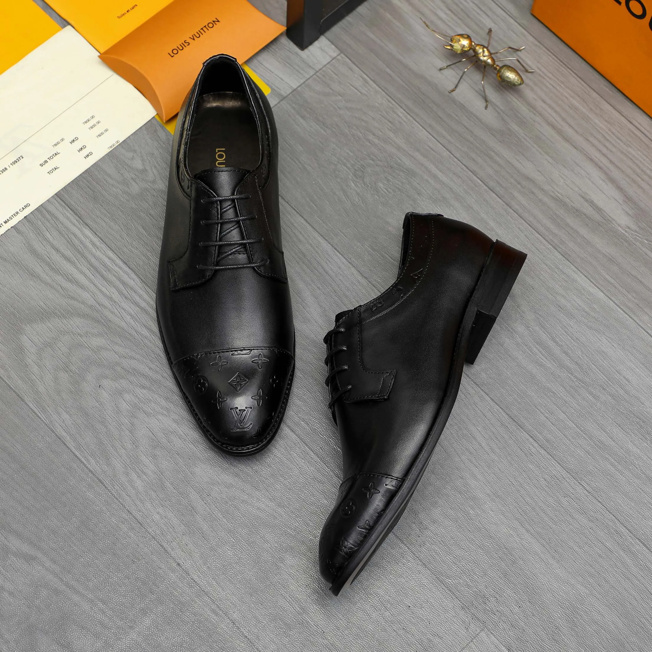 Men's shoes 💰p460 Product trademark: LV (Louis Vuitton) business lace-up leather shoes True size: 39-44 Product material: Selected high-quality cowhide stitching embossed cowhide upper, cowhide lining, original rubber outsole